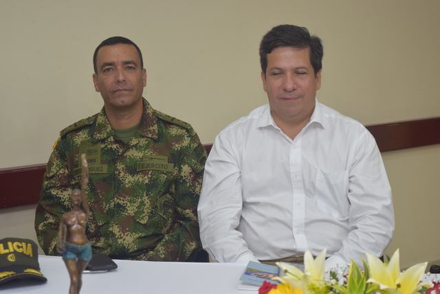 Coronel Óscar Rodríguez y Rodrigo Lara, alcalde de Neiva.